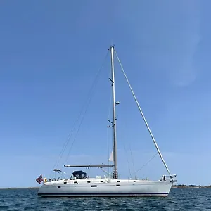 Beautiful And Comfortable Sailboat With Secure Parking Available Hotel en barco Barcelona