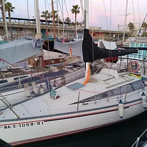 Experience On A Sailboat To Sleep Hotel en barco Sant Adrià de Besòs